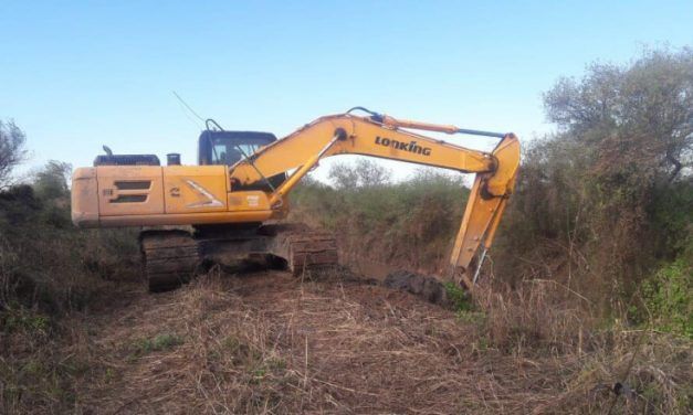 Realizan la limpieza del canal Malbrán-Argentina para abastecer de agua a las localidades