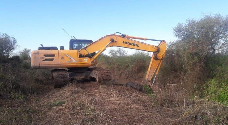 Realizan la limpieza del canal Malbrán-Argentina para abastecer de agua a las localidades