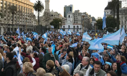 Un país a la deriva, sin conducción política ni económica y una sociedad abrumada por el actual desastre