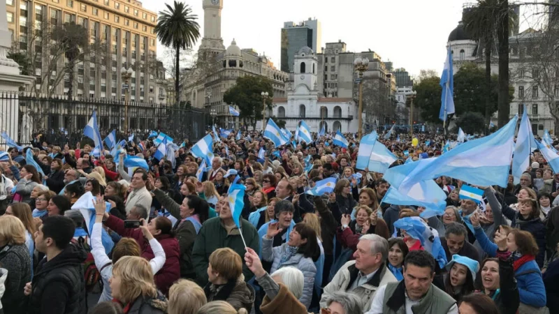 Un país a la deriva, sin conducción política ni económica y una sociedad abrumada por el actual desastre