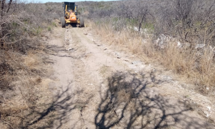 San Luis: Reparan caminos rurales en zonas incendiadas
